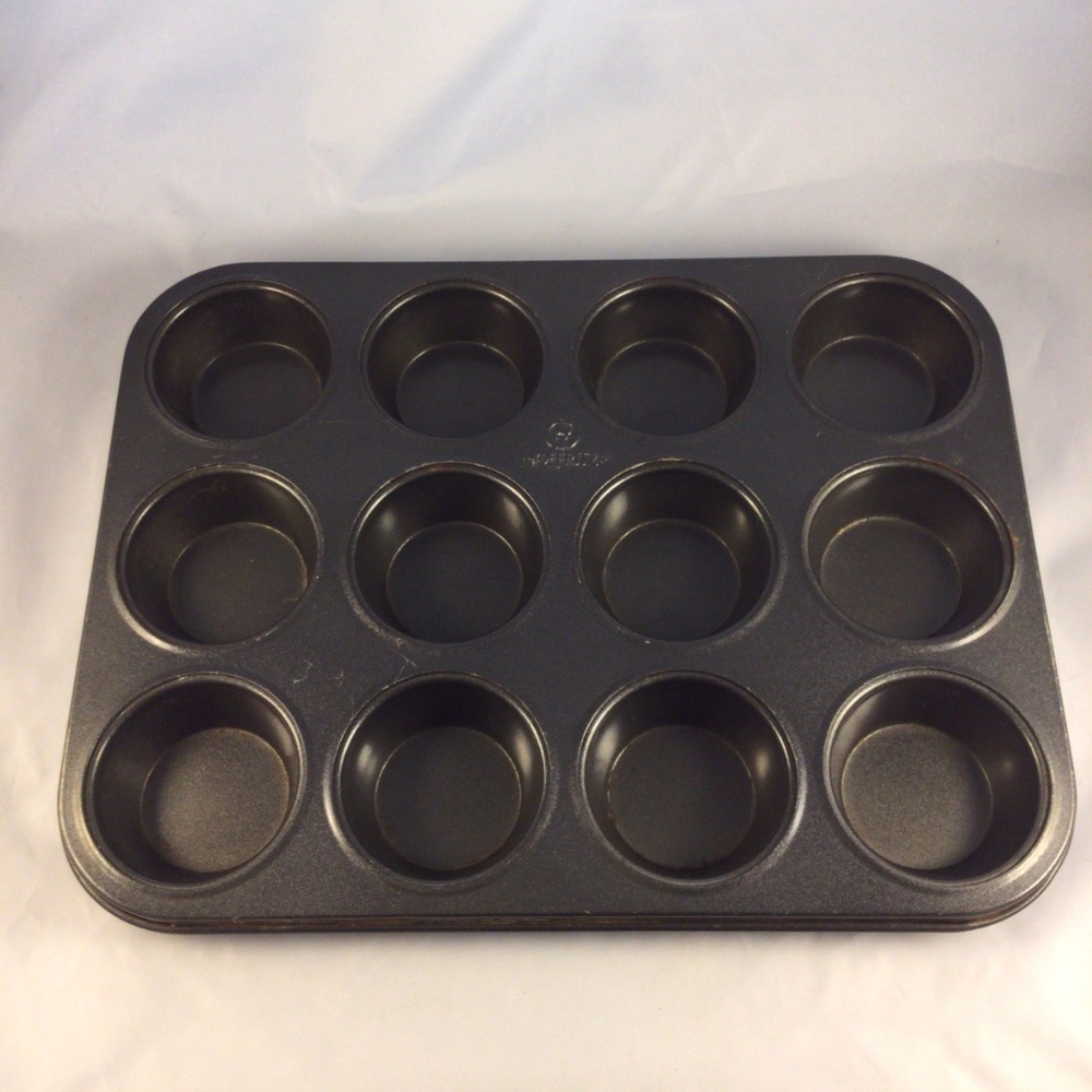 HOFFRITZ 12 CUPCAKE CAST ALUMINUM PAN...USED..